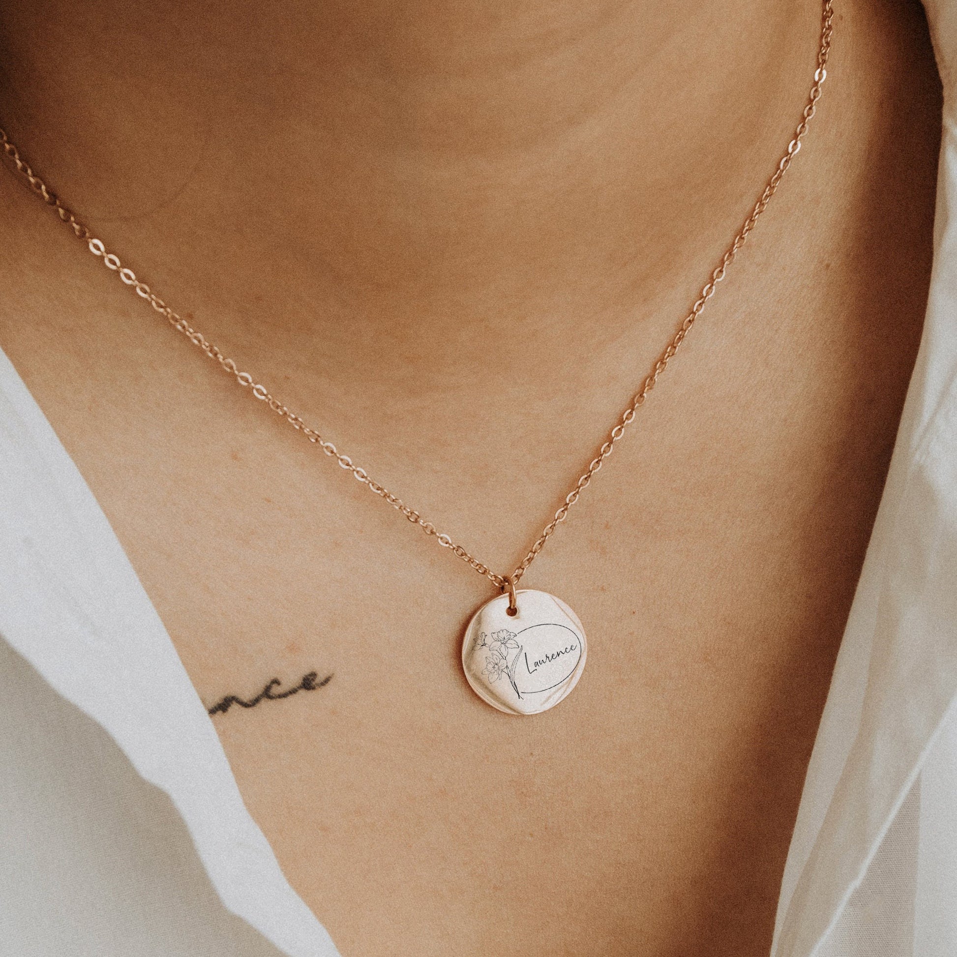 Monthly Bloom Necklace, Personalized Birth Flower Pendant with Name, Custom Engraved Disc Necklace in Gold, Silver & Rose Gold