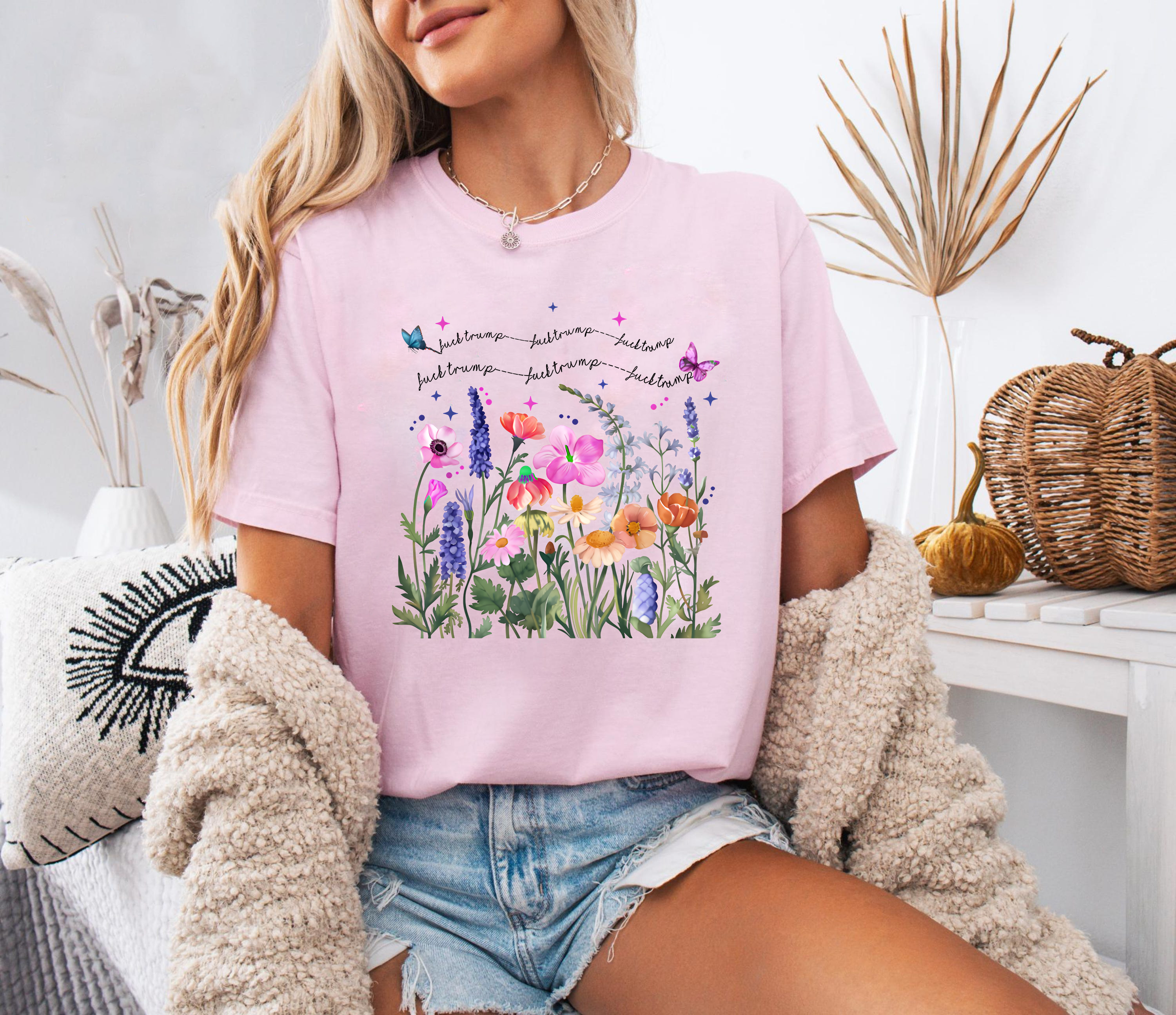Wildflower Shirt Quote, In a World Full of Roses Be a Wildflower Tee, Floral Graphic T-Shirt, Nature Lover Gift, Garden Shirt