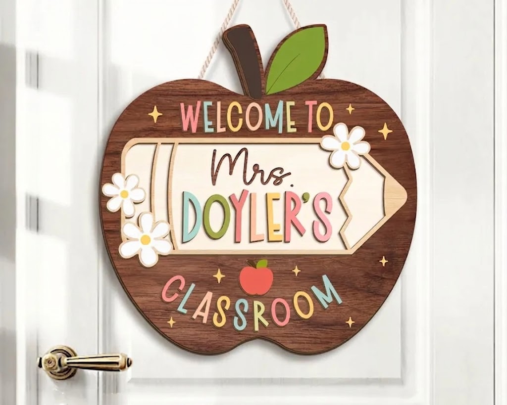 Personalized Apple Teacher Name Door Sign, 3D Welcome Door Hanger, Back to School Classroom Decor, Teacher Appreciation Gifts, Teacher Gift. DHPETAL01
