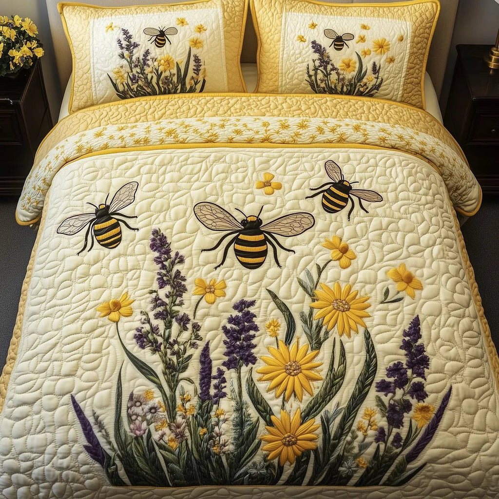 Bee Flower Quilted Bedding Set, Bee Floral Patchwork Bedspread with Pillowcases, Festive Winter Bedroom Decor, Bedding Decor PTBED54