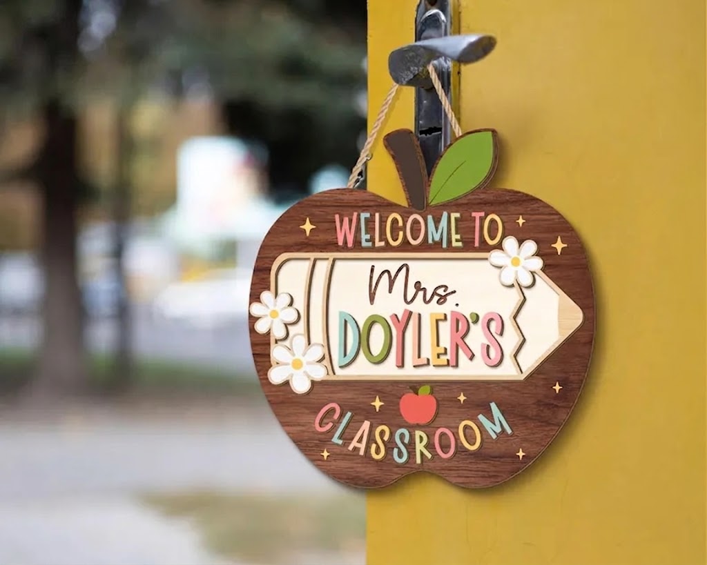 Personalized Apple Teacher Name Door Sign, 3D Welcome Door Hanger, Back to School Classroom Decor, Teacher Appreciation Gifts, Teacher Gift. DHPETAL01