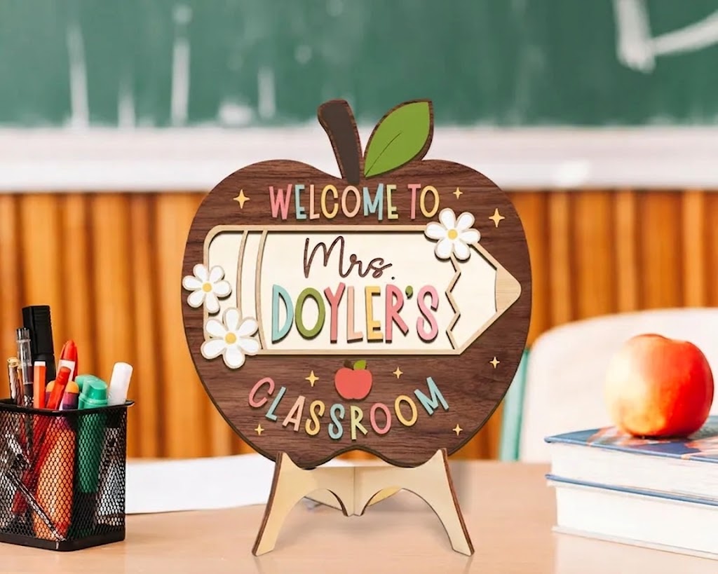 Personalized Apple Teacher Name Door Sign, 3D Welcome Door Hanger, Back to School Classroom Decor, Teacher Appreciation Gifts, Teacher Gift. DHPETAL01