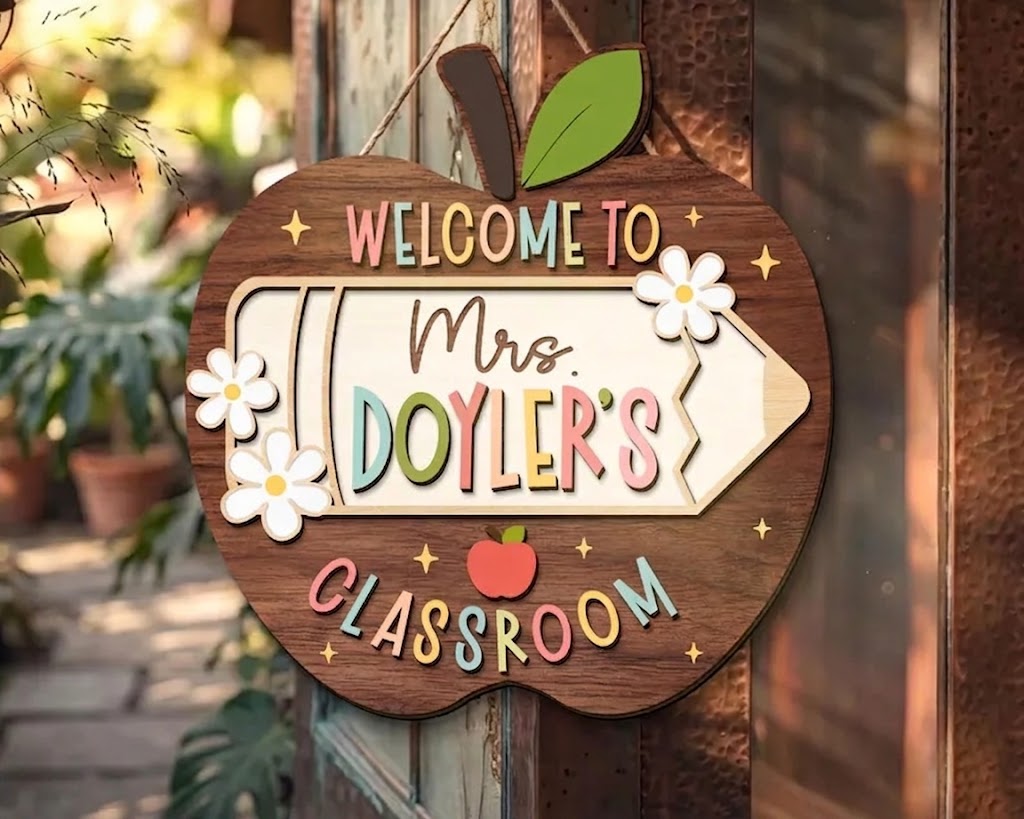 Personalized Apple Teacher Name Door Sign, 3D Welcome Door Hanger, Back to School Classroom Decor, Teacher Appreciation Gifts, Teacher Gift. DHPETAL01