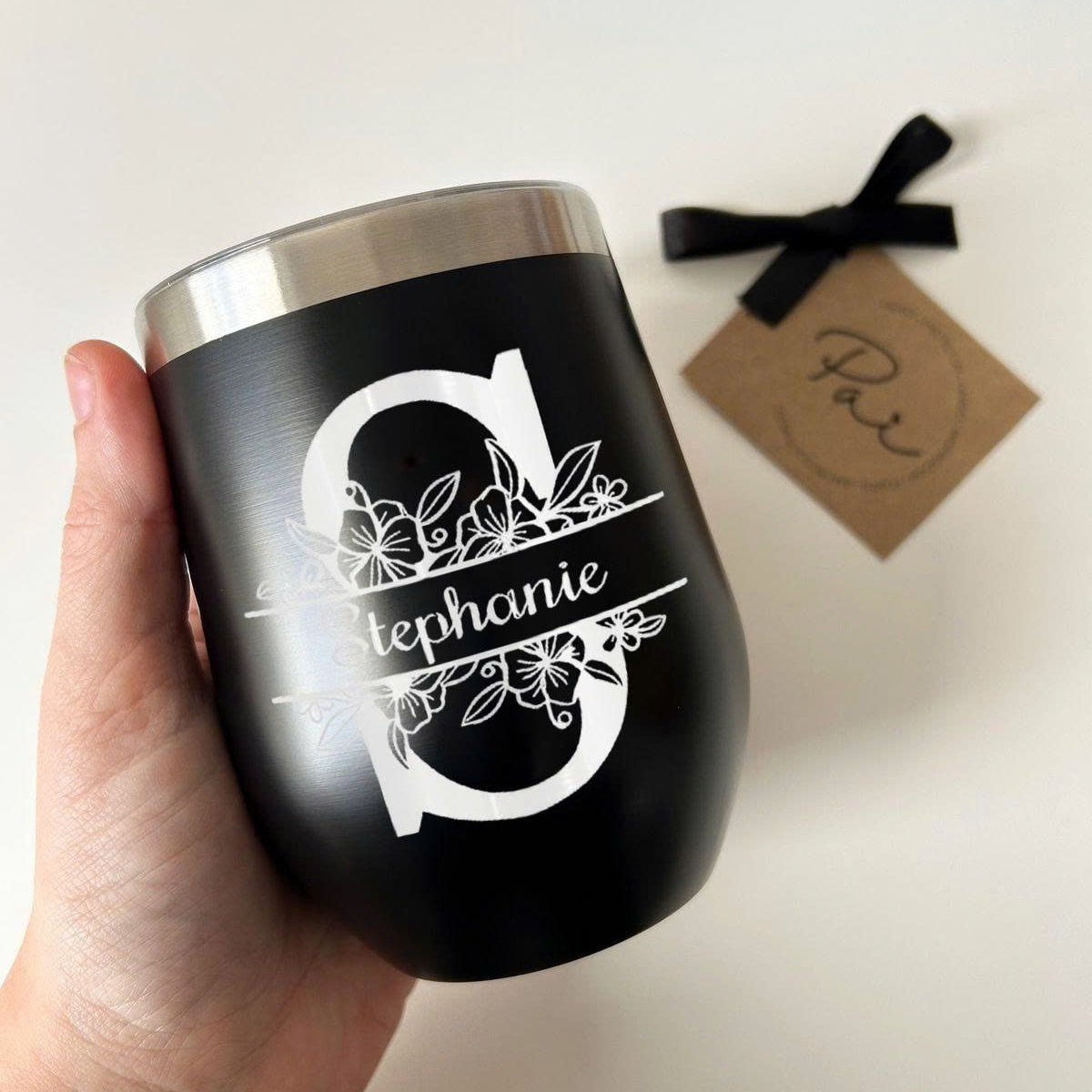 Personalized Edged Wine Tumbler, Custom Name Stemless Wine Glass, Floral Monogram Tumbler, Wedding Gift, Customizable Gift for Her, Birthday Gift